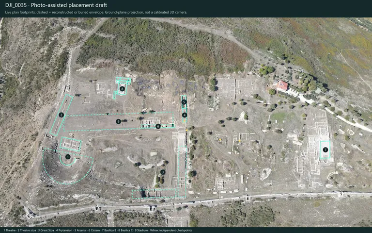 Gjurmët e rishikuara mbi fotografinë reale të dronit; vijat e ndërprera shënojnë kufij të interpretuar ose të mbuluar.